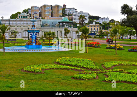 Die schönen und kunstvollen Brunnen in der Mitte des formalen Prinzessin Gärten an der Promenade von Torquay an der Englischen Riviera. Der Pavillon ist in der Stockfoto