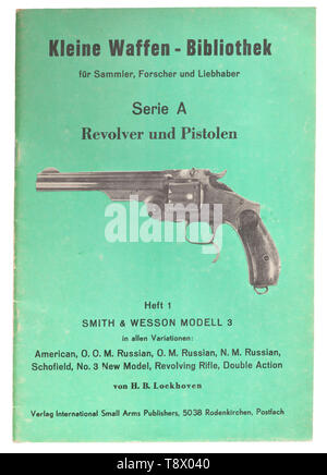 Eine Smith & Wesson Modell 3 Russisch, Ludwig Loewe vertrag Kal. .44 Russisch, Nr. 102237. Übereinstimmende Nummern. Helle Bohrung, Lauflänge 6-1/2'. Barrel Rippe unterzeichnet Kyrillische 'Ludwig Loewe & Co. in Berlin. Germania', am Ende zar Adler und Prüfanschlüsse token 'L'. Auf der linken hinteren Seite des Frame zaristischen Akzeptanzzeichen, unten das Jahr "1874". Ca. 80% der ursprünglichen blau-schwarz Hochglanz Finish erhalten, leicht an Orten, patiniert, beschmutzt. Hammer mit Resten der Einsatzhärten. Glatte Nussbaum grip Panels. Trageschlaufe. Kommt mit 30-seitigen Papier aus Lockhove, Additional-Rights - Clearance-Info - Not-Available Stockfoto