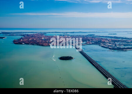 Luftaufnahme aus einem Flugzeug auf den so genannten "schwimmenden Stadt" in der Lagune von Venedig, Laguna di Venezia Stockfoto