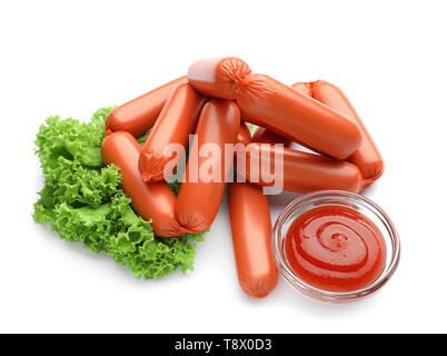 Lecker Würste mit Sauce auf weißem Hintergrund Stockfoto