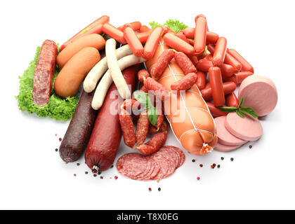 Verschiedene Arten von Würstchen auf weißem Hintergrund Stockfoto