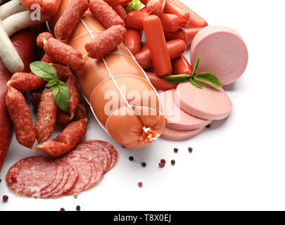 Verschiedene Arten von Würstchen auf weißem Hintergrund Stockfoto