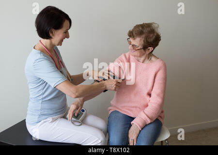 Arzt Termin Blutdruck ältere Frau Stockfoto