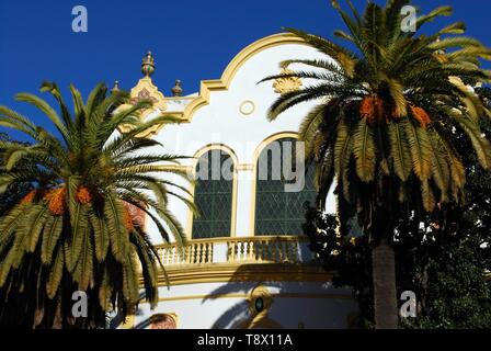 Blick auf einen Teil der Lope de Vega Theater (Teatro Lope de Vega) mit Palmen im Vordergrund, Sevilla, Sevilla Provinz, Andalusien, Spanien, Europa Stockfoto