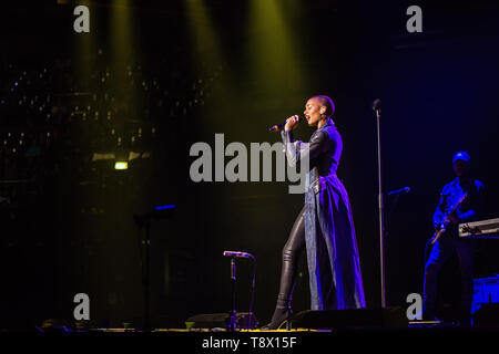 Casalecchio di Reno, Italien. 12. Mai 2019. Die Kalifornischen Sänger auf die Bühne gehen, bevor Lenny Kravitz in Mailand am 11. Mai und 12. Mai in Bologna. Annahstasia Enuke ist eine 23-jährige Los Angeles Musiker, die ihre spirituelle Entwicklung in hypnotischen Gesang Wandteppiche verwandelt hat. Während des Studiums der politischen Wissenschaft und bildende Kunst an der Tufts University, die Afro-amerikanische Künstlerin erfüllt australische Produzent Jay Cooper, deren Fähigkeiten in den Bereichen Hip Hop und Elektronik haben sich als der perfekte Partner für multidimensionale Annahstasia's Stimme zu sein. Credit: Luigi Rizzo/Pacific Press/Alamy leben Nachrichten Stockfoto