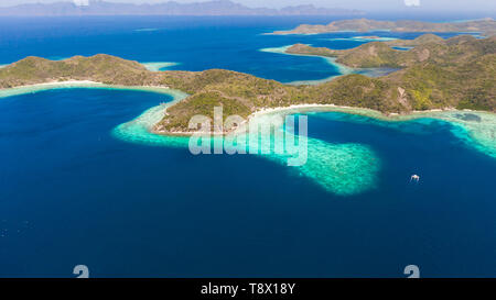 Schöne archepilag mit Korallenriffen. tropischen Inseln, von oben betrachten. Philippinen, Palawan Stockfoto