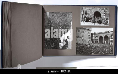 Rudolf Heß - eine monumentale Fotoalbum von Hitlers Besuch in Italien 1938 'Il Viaggio Del Führer in Italia - 3 - 9 Maggio Anno XVI - Homage an die Del Marchese G. Paulucci Di Calboli Barone - Presidente dell'Istituto Nazionale Luce". 57 Platten mit Fotos in verschiedenen Größen. Empfang am Brenner, willkommen in Modena, Anreise und Empfang in Rom von König Viktor Emanuel, Mussolini und Ciano, reiten durch Rom, Kranzniederlegung am National Monument (Hitler bereits das Tragen der faschistischen Dolch), Übergabe des Geschenks von Achille Starace in Anwesenheit von Goebbels und Deutschen d, Editorial-Use - Nur Stockfoto