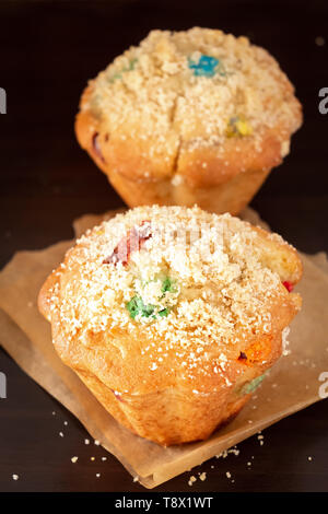 Kürbis Hafer streusel Muffins. Holz- dunkel braunen Hintergrund. Selektive konzentrieren. Stockfoto