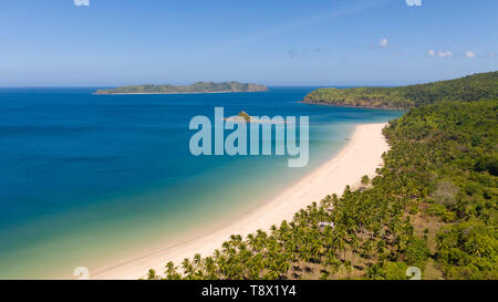 Wunderschöne Insel mit einer Lagune und einem weißen Strand. Marine mit den Inseln, bei klarem Wetter. Philippinen El Nido Luftaufnahme Nacpan Strand Stockfoto