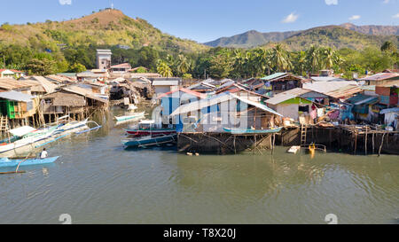 Luftaufnahme Coron Stadt mit Slums und Armenviertel. Palawan. Holzhäuser in der Nähe der Wasser. armen Nachbarschaften und Slums in der Stadt von Coron Luftaufnahme Stockfoto