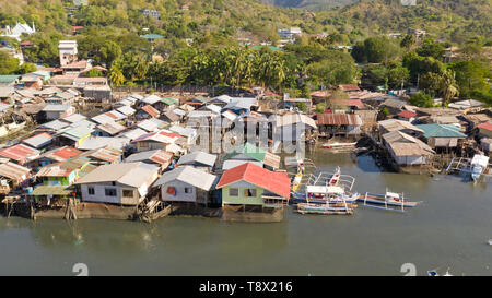 Luftaufnahme Coron Stadt mit Slums und Armenviertel. Palawan. Holzhäuser in der Nähe der Wasser. armen Nachbarschaften und Slums in der Stadt von Coron Luftaufnahme Stockfoto