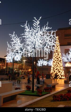 Konische Weihnachtsbaum mit Mond Dekorationen vor dem Rathaus (Ayuntamiento) Nachts, Fuengirola, Spanien. Stockfoto