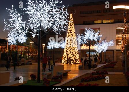 Konische Weihnachtsbaum mit Mond Dekorationen vor dem Rathaus (Ayuntamiento) Nachts, Fuengirola, Spanien. Stockfoto