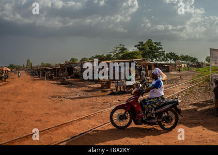 Die Menschen auf den Straßen von Ouagadougou, der Hauptstadt von Burkina Faso, eines der ärmsten Länder in Afrika Stockfoto