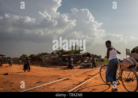 Die Menschen auf den Straßen von Ouagadougou, der Hauptstadt von Burkina Faso, eines der ärmsten Länder in Afrika Stockfoto