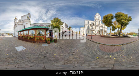 360 Grad Panorama Ansicht von VITEBSK, BELARUS - OKTOBER, 2018: Vollständige nahtlose Panorama 360° Winkel, mit Blick auf die Fußgängerzone Ort der alten touristische Stadt equirectangular proj