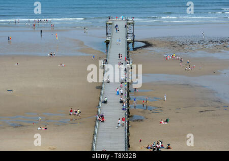 Familien gehen auf Saltburn Pier in Saltburn-by-the-Sea Beach in North Yorkshire, einem der 71 Strände, die mit der Blauen Flagge ausgezeichnet wurden, indem Sie Großbritannien ordentlich. Stockfoto