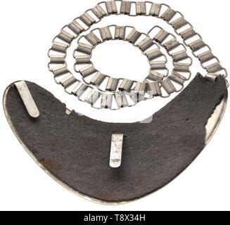 Ein gorget Modell 1936 für Fahnenträger der Luftwaffe" Juncker Berlin' einen halbmondförmigen, versilbert Schirm, Pin-angebracht Applikationen mit alten Silber Patina: 2. Modell Luftwaffe Adler auf ein Bündel von Flaggen und Ecke Rosetten. Liner Luftwaffe Tuch (mothy), die Verhaftung von Verschluss Gelocht' C.E. Juncker Berlin". Versilberte Kette. Sehr selten. historischen, historische, 20. Jahrhundert, Editorial-Use - Nur Stockfoto