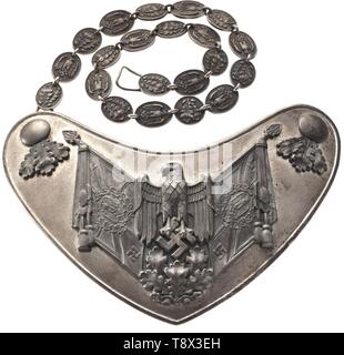 Ein gorget Modell 1936 für Fahnenträger der Armee" Aurich Dresden' Nierenförmigen versilbert Schild, der Schraube angebracht Applikationen mit alten Silber Patina: Armee Adler auf gekreuzt Bataillon Farben, Ecke Tasten mit der angewandten Gruppen von Eichenlaub. Dunkelgrün Liner, die Verhaftung von Verschluss mit Maker's Logo und Schriftzug "H. Aurich Dresden'. Die versilberte Kette links mit wechselnden Relief - arbeitete Armee Adler und Eichenlaub Zweige auf beiden Seiten. Sehr selten. historischen, historische, 20. Jahrhundert, Additional-Rights - Clearance-Info - Not-Available Stockfoto