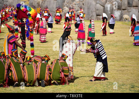 CUSCO, PERU - 15. Juni 2017. Leistung während der Feierlichkeiten zum Inti Raymi Fest in der Sachasayhuaman Ruinen. Stockfoto