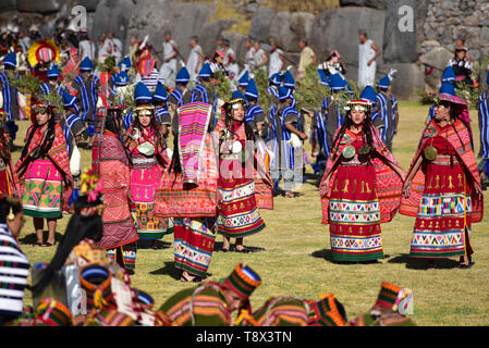 CUSCO, PERU - 15. Juni 2017. Leistung während der Feierlichkeiten zum Inti Raymi Fest in der Sachasayhuaman Ruinen. Stockfoto