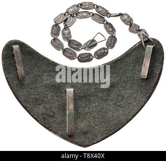 Ein gorget Modell 1938 für Fahnenträger der SS Teekocher chmidhäussler Pforzheim' einen halbmondförmigen, versilbert Schirm mit alten Silber patiniert Appliqués: SS nationalen Adler und Ecke Tasten mit Relief - gearbeitet, SS-Runen, Liner ergänzt. Die verhaftung Verschluss Gelocht' RZM M 1/128" (Eugen Schmidhäussler Pforzheim). Die Kettenglieder mit alten Silber Patina, abwechselnd auf beiden Seiten mit den Köpfen der Tod und SS-Runen in der Entlastung. Sehr selten. historischen, historische, 20. Jahrhundert, Editorial-Use - Nur Stockfoto