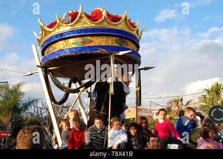 Drei Könige Parade mit Gaspar stand in seinem Wagen und Kinder sitzen auf dem Schwimmer, La Cala de Mijas, Spanien. Stockfoto