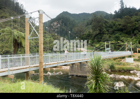 Ein Wander- und Radweg auf der alten Bahnlinie in der Karangahake Gorge, Teil des Hauraki Rail Trail Stockfoto