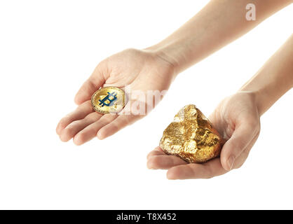 Weibliche Hände mit bitcoin und Gold Nugget auf weißem Hintergrund Stockfoto