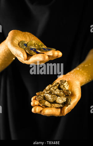 Frau mit Bitcoins und gold Nuggets auf schwarzem Hintergrund, Nahaufnahme Stockfoto