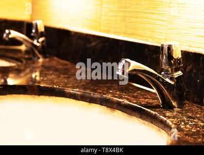 Wasserhahn im Waschraum, Edelstahl Wasserhahn Stockfoto