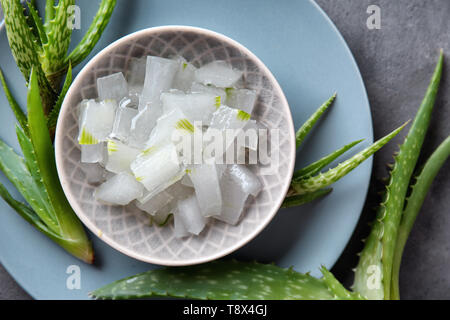 Schüssel mit geschälten Aloe vera auf Tabelle, Ansicht von oben Stockfoto