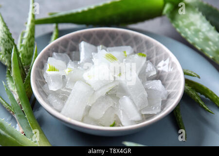 Schüssel mit geschälten Aloe vera auf Tisch, Nahaufnahme Stockfoto