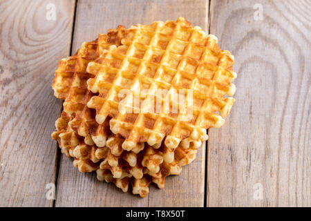 Stapel von frisch gebackenen runden Wafer auf alten rustikalen Holztisch. Mittagessen Nachtisch. Ansicht von oben, kopieren. Stockfoto