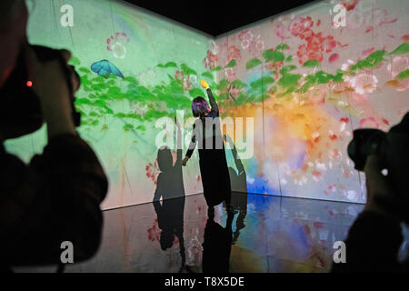 Frauen in Wechselwirkung mit den 'Was für eine liebevolle und digitale Installation schöne Welt' auf einer Pressekonferenz für "AI: Mehr als Mensch" Ausstellung im Barbican Centre in London. Die neue große Ausstellung erforscht die Beziehung zwischen Mensch und künstlicher Intelligenz. Stockfoto