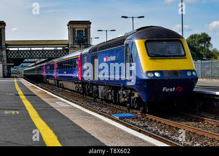 Eine Klasse 43 GWR HST-Service erwarten von Exeter St Davids Station abzuweichen. Stockfoto