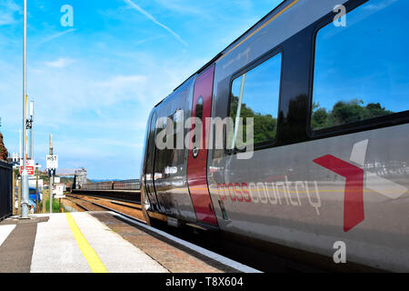 Ein Cross County Service erwartet östlich von Dawlish station abzuweichen. Stockfoto