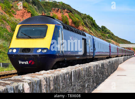 Klasse 43 GWR HST nähern Dawlish station in Devon. Stockfoto