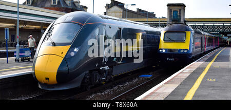 Alte vs. Neue, eine Klasse 43 HST steht neben einer neuen Klasse 800 GWR zur Londoner Paddington am Exeter St Davids Station. Stockfoto