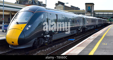 Erste Pkw service Neuer GWR Klasse 800002 IET durch Exeter St Davids Station in Devon abzuweichen. Stockfoto