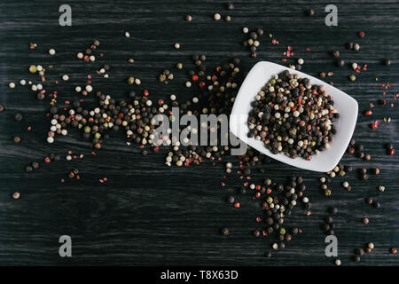 Mischung aus pfefferkörner weiß Schüssel auf Holz- Hintergrund Stockfoto