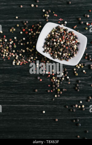 Mischung aus pfefferkörner weiß Schüssel auf Holz- Hintergrund Stockfoto