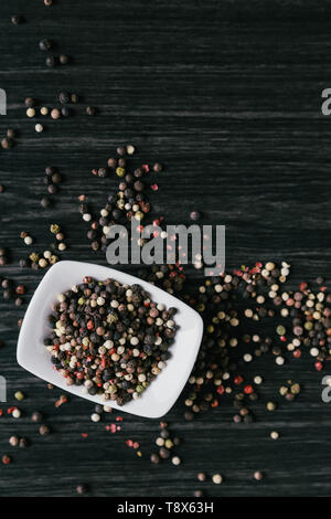 Mischung aus pfefferkörner weiß Schüssel auf Holz- Hintergrund Stockfoto