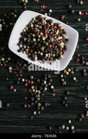 Mischung aus pfefferkörner weiß Schüssel auf Holz- Hintergrund Stockfoto