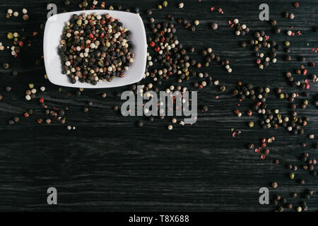 Mischung aus pfefferkörner weiß Schüssel auf Holz- Hintergrund Stockfoto
