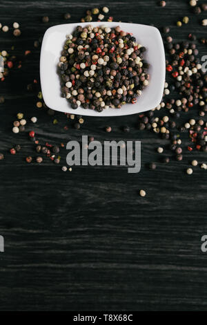 Mischung aus pfefferkörner weiß Schüssel auf Holz- Hintergrund Stockfoto