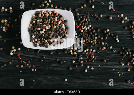 Mischung aus pfefferkörner weiß Schüssel auf Holz- Hintergrund Stockfoto