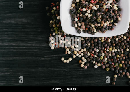 Mischung aus pfefferkörner weiß Schüssel auf Holz- Hintergrund Stockfoto