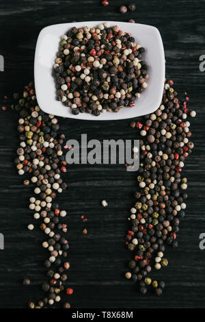 Mischung aus pfefferkörner weiß Schüssel auf Holz- Hintergrund Stockfoto