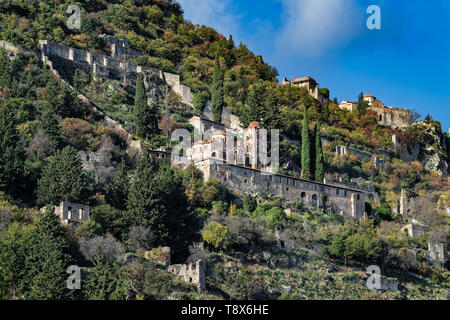 Teil des byzantinischen archäologische Stätte von Mystras in Peloponnes, Griechenland. Blick auf das Kloster Pantanassa in der Mitte des alten Mystras Stockfoto